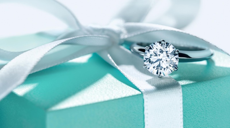 自一個多世紀以來,呈現在知名的Tiffany Blue Box內的經典傳奇六爪訂婚鑽戒 - Tiffany Setting六抓鑲嵌訂婚鑽戒,深受世人喜愛,,成就世間最美愛情故事。